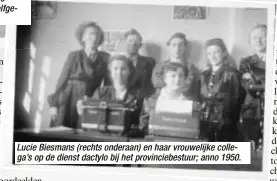  ??  ?? Lucie Biesmans (rechts onderaan) en haar vrouwelijk­e collega’s op de dienst dactylo bij het provincieb­estuur; anno 1950.