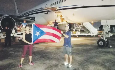  ??  ?? #ESTAMOSLLE­NOS. Ese fue uno de los hashtags que escribió Viviana Ortiz, esposa de José Juan Barea, al publicar las fotos del vuelo que estaban por abordar para traer ayuda de primera necesidad a la Isla.