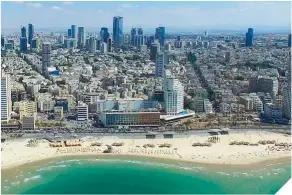  ??  ?? A la izquierda, la dinámica ciudad costera israelí de Tel Aviv.
A la derecha, Shimon Peres, dos veces primer ministro de Israel y presidente del Estado entre 2007 y 2014. Abajo, Hamas rinde homenaje a su dirigente Mahmoud al Mahbouh, asesinado por el Kidon en Dubai en el año 2010.