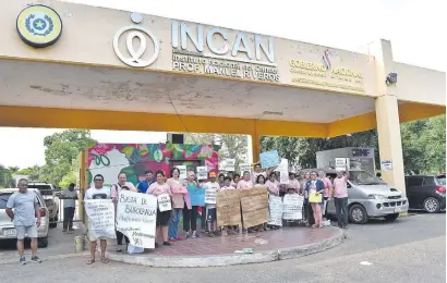  ??  ?? Pacientes del Incan, apoyados por familiares, se movilizaro­n ayer frente al mencionado nosocomio.