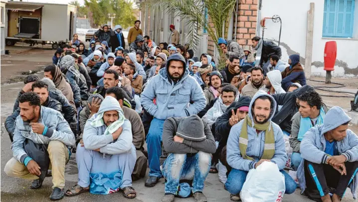  ?? Foto: F Nasri, afp ?? Bereit für ein besseres Leben: Junge Männer in Tunesien.