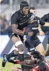  ??  ?? HARD TO STOP: Maro Itoje piles through against Lyon