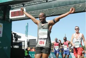  ??  ?? MADE IT. Siya crosses the finish line with a smile of victory.