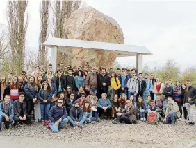  ??  ?? Protagonis­ti e testimoni Il gruppo di giovani studenti impegnati nello studio il sabato a Pavia