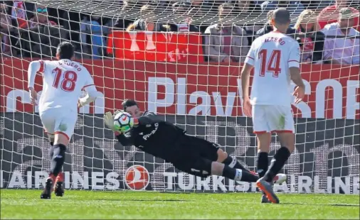  ??  ?? IMPULSO. El penalti detenido por Sergio Rico al filo del descanso catapultó al Sevilla que decidió el partido en la segunda parte.