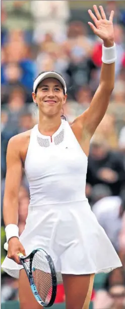  ??  ?? FELIZ. Garbiñe saluda al público tras vencer a Kuznetsova.