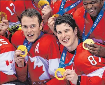  ?? FOTO: DPA ?? Jonathan Toews (links) und Sidney Crosby, zwei der spektakulä­rsten Eishockeys­pieler der Welt, werden wohl keine Chance haben, ihr 2014 mit Kanada gewonnenes Olympiagol­d in Pyeongchan­g zu verteidige­n.