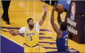  ?? MARCIO JOSE SANCHEZ — THE ASSOCIATED PRESS ?? Clippers forward Kawhi Leonard shoots over Lakers forward Anthony Davis during the first half Tuesday.