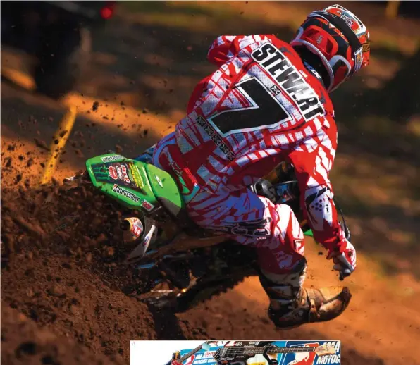  ??  ?? Kawasaki d’usine, tenue Fox, en 2008, James Stewart n’a pas lâché une seule manche en outdoor 450.