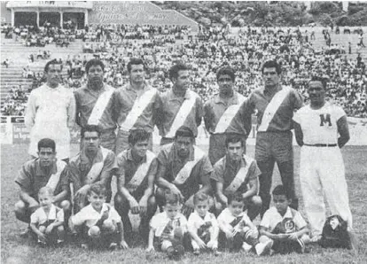  ??  ?? La Franja en el estadio Zaragoza, antes de mudarse al Cuauhtémoc.