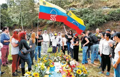  ?? MARCO BELLO/REUTERS ?? El piloto, de 36 años, fue enterrado ayer en el Cementerio Este de Caracas tras sublevarse en 2017.