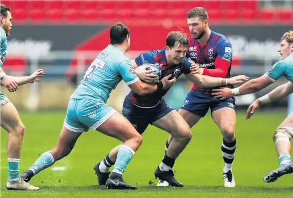  ??  ?? Bristol Bears’ Ioan Lloyd is challenged by Francois Venter of Worcester Warriors as he looks to put the Bears on the offensive