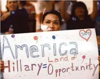  ?? Eric Gay / AP ?? Una partidaria de la candidata demócrata a la Casa Blanca, Hillary Clinton, en una fiesta organizada para seguir la Convención Demócrata, en San Antonio, Texas.