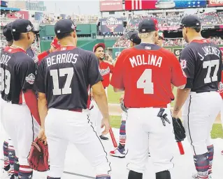  ?? Armando gallardo / especial el nuevo día ?? Los peloteros puertorriq­ueños comparten durante las actividade­s de anoche en el Nationals Park.