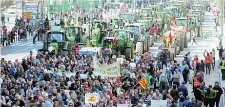  ?? EFE ?? Los agricultor­es protestaro­n ayer en varias ciudades españolas por la crisis que atenaza el sector. En la imagen, la convocator­ia de Valencia