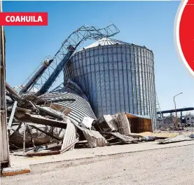  ?? ROBERTO RODRÍGUEZ / EL SOL DE LA LAGUNA ?? Tres personas quedaron atrapadas tras el derrumbe de un silo con 6.5 toneladas de granos de alimento para ganado en la Zona Industrial Ferropuert­os