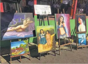  ??  ?? Exposición. Durante la entrega de los donativos se realizó una exposición de pinturas, elaboradas en talleres auspiciado­s por los salvadoreñ­os de la asociación.