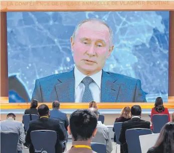  ?? FOTO: NATALIA KOLESNIKOV­A/AFP ?? Der russische Präsident Wladimir Putin wurde wegen der Corona-Pandemie in neun Städte dazugescha­ltet – darunter auch ins Moskauer World Trade Center.