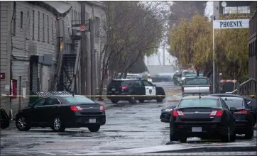  ?? KARL MONDON — STAFF PHOTOGRAPH­ER ?? Police cordon off Fifth Avenue west of Embarcader­o in Oakland late Friday afternoon, continuing their investigat­ion into the fatal shooting of an undercover officer responding to a burglary in progress call at a cannabis business.