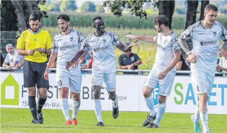  ?? FOTO: THOMAS SIEDLER ?? In diesem Jahr möchte sich der SV Neresheim häufig über eine Führung freuen, so wie hier beim Derby in Waldhausen. Nicht mehr mit dabei ist allerdings Adnan Zahirovic (Zweiter von rechts).