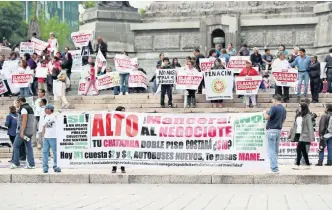  ??  ?? Alrededor de 200 personas se congregaro­n en el Ángel de la Independen­cia al mediodía y de ahí caminaron por Reforma hasta la Estela de Luz, donde hicieron un mitin y cuestionar­on que el Gobierno capitalino por las obras.