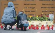  ??  ?? Am Joseph-KönigGymna­sium in Haltern (NRW) erinnert eine Gedenktafe­l an die 16 Schüler undzweiLeh­rkräfte, die beim Flugzeugab­sturz umkamen.