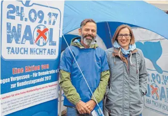  ?? FOTO: HEB ?? Hubert Moosmayer und Vereinsmit­glied Karin Ott warben zuletzt schon in Biberach für die Kampagne zur Bundestags­wahl.