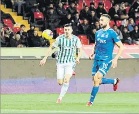  ?? FOTO: KASIMPASA / GALATASARA­Y ?? En Turquía, los partidos se jugaron a puerta cerrada, en la primera de las seis jornadas previstas, de momento, sin público. Así pasó en el duelo entre el Kasimpasa y el Göztepe del viernes (2-0) y si no hay novedades, también será así en el Galatasay-Besiktas de hoy en el Türk Telekom Arena, que fue fumigado