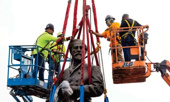  ??  ?? The crew strapped red and blue harnesses to the Lee figure and his horse. Photograph: Jim Lo Scalzo/EPA