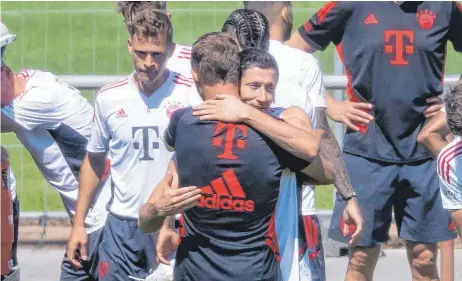 ?? FOTO: SVEN HOPPE/DPA ?? Nach acht Jahren hat sich Robert Lewandowsk­i (Mitte) vom FC Bayern verabschie­det. Die Tore müssen nun andere schießen.