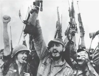  ??  ?? Fidel, Raúl y otros barbudos protagoniz­aron el primer ascenso del Ejército Rebelde al Pico Turquino.