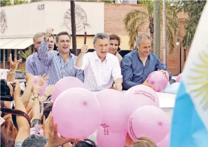  ?? DANIEL CACERES ?? Globos rosas. Macri, ayer por la mañana, en una caravana por el centro cordobés.