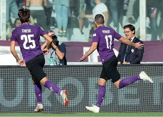  ??  ?? Viola Veretout esulta dopo il rigore che ha sbloccato il risultato per la Fiorentina. Il giocatore è inseguito da Chiesa, che si è procurato il penalty