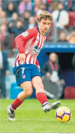  ?? RODRIGO JIMÉNEZ / EFE ?? Griezmann golpea el balón con la zurda.