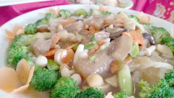  ??  ?? The Penview mixed vegetables with gingko nut and top shell will be available for Chinese New Year.