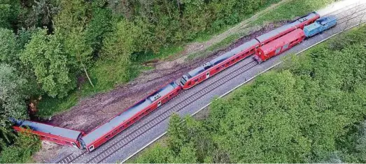  ?? Foto: Fricke ?? Der entgleiste Regionalzu­g in der Nähe von Stadtroda konnte am Wochenende geborgen und in eine Werkstatt gebracht werden.