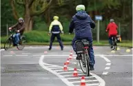  ?? Foto: Friso Gentsch/dpa ?? Pedelec-Training: Das Ausweichen ist hier deutlich schwierige­r als mit einem normalen Fahrrad.