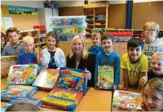  ?? Foto: Stadt Gundelfing­en ?? Nicht nur die Kinder sind begeistert von den neuen Spielen, auch Bürgermeis­terin Miriam Gruß freut sich über die erfolgreic­he Bewerbung der Peter-Schweizer-Grundschul­e.