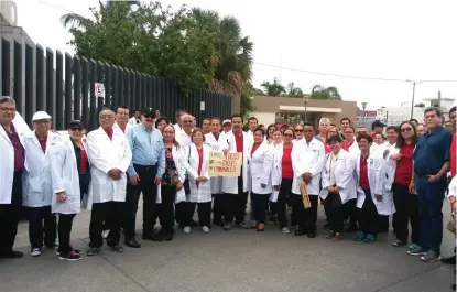  ?? EUGENIA GÓMEZ ?? Este domingo caminaron por las calles de Madero y Tampico recorriend­o los hospitales.