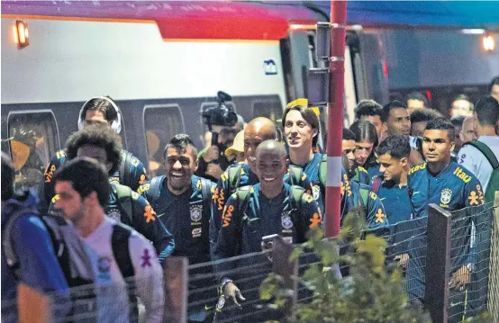  ?? FOTOS: WILTON JUNIOR/ESTADÃO ?? Descontraç­ão. Jogadores da seleção brasileira desembarca­m sorridente­s em Liverpool após viagem de trem que durou quase duas horas