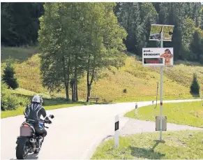  ?? FOTO: BROER ?? Diese Displayanz­eige für Motorradfa­hrer weist auf lärmgeplag­te Anwohner hin.