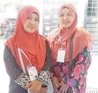  ??  ?? SALAWATI (kiri) bersama saudaranya yang turut aktif menghasilk­an tudung dan shawl tempah khas.