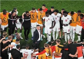  ?? — AFP ?? Lend me your ears: Canada’s english coach John Herdman speaks to his players after the loss to belgium.