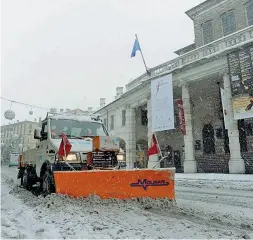  ?? (Cavicchi) ?? Disagi Una precedente nevicata, spazzaneve in corso Zanardelli