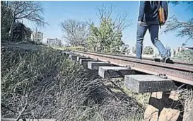  ?? (PEDRO CASTILLO) ?? Al aire. Así están las vías en un tramo de barrio Cofico. La gente transita por allí. Los vecinos temen que ocurra una desgracia.