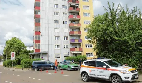  ?? Foto: Catherine Simon, dpa ?? Einen grausigen Fund machte die Polizei in einer Wohnung in diesem Hochhaus im mittelfrän­kischen Gunzenhaus­en: eine Frau und ihre drei Kinder – alle vier tot. Der Vater, ein 31 jähriger Mann, wird schwer verletzt nach einem Sturz vom Balkon gefunden.