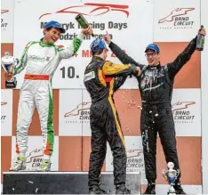  ?? Foto: Weixler ?? Der Inchenhofe­ner Pirmin Weixler (rechts) lässt sich für den Gesamtsieg beim Chevrolet Cruze Eurocup feiern.