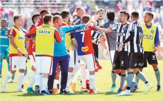  ?? CARLA LARINI/O FOTOGRÁFIC­O/ESTADÃO CONTEÚDO ?? Confusão generaliza­da entre jogadores: Matheus Fernandes, do Botafogo, e Cleber Reis, do Paraná, foram expulsos