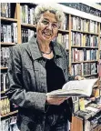  ?? FOTO: SCHEUERMAN­N ?? Elisabeth Evertz führt die Buchhandlu­ng Scheuerman­n.