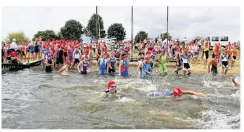  ??  ?? Le premier contact avec l’eau est souvent le plus difficile pour ces triathlète­s qui se lancent dans leur course. (Photo de l’année dernière).